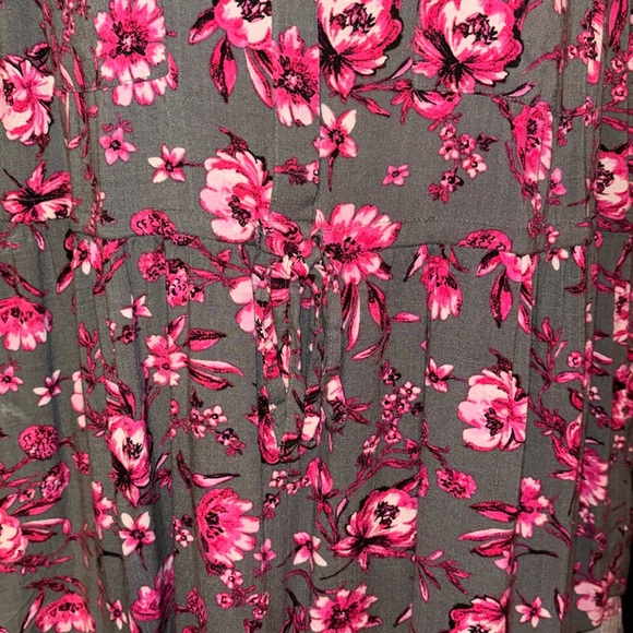 Torrid grey and pink floral hi low blouse sz 00. - Picture 7 of 15